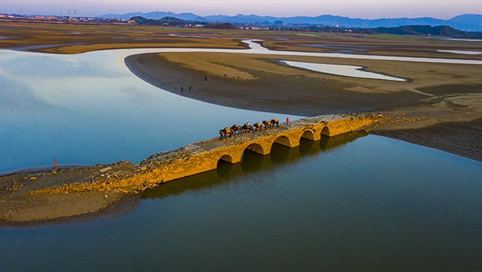鄱阳湖湖底明代五孔桥露出水面11月14日,江西九江,湖口县双钟镇鄱阳湖