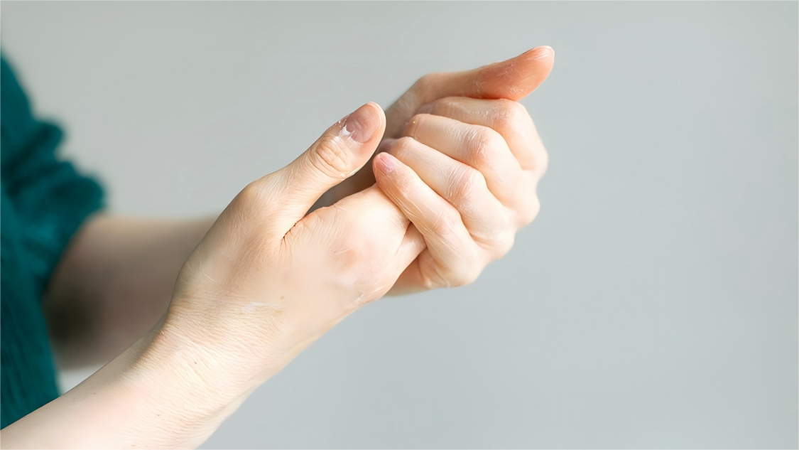 皮肤干燥粗糙开裂怎么办？