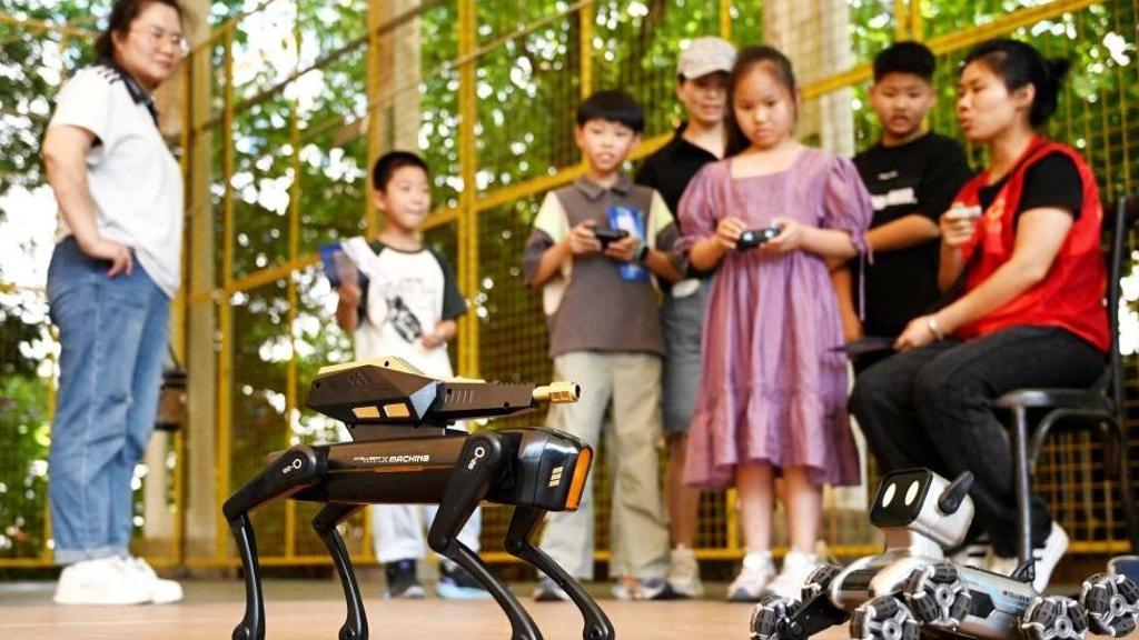 Xi encourages children to carry forward revolutionary traditions