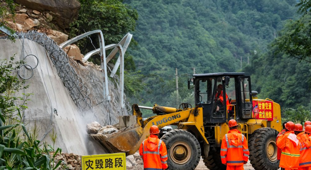 “暴雨+强对流”双预警 多地多部门全力投