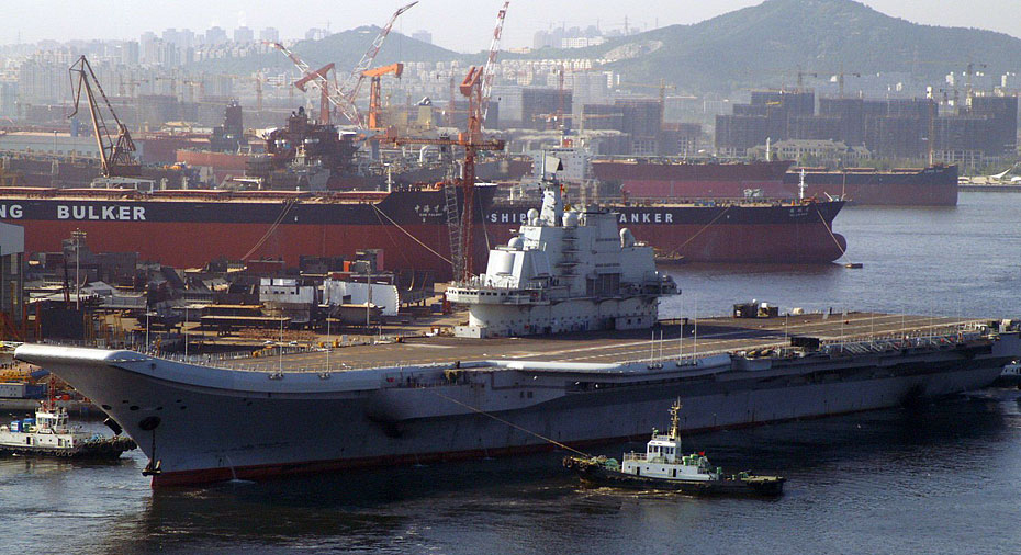 2012年9月23日下午16时许,中国第一艘航母平台16号舰在大连举行交船