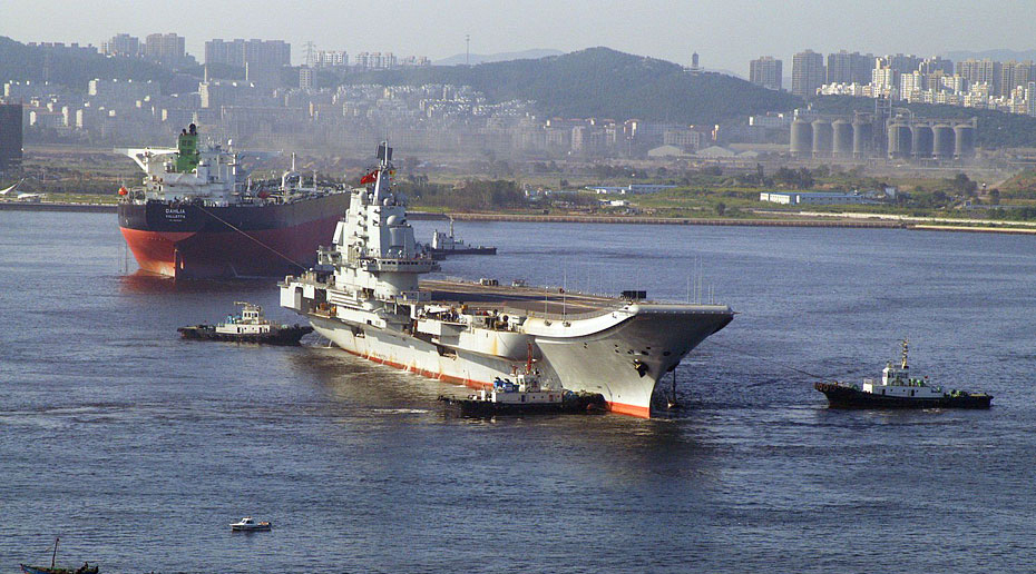 中国第一艘航母平台23日交付海军_共产党员网