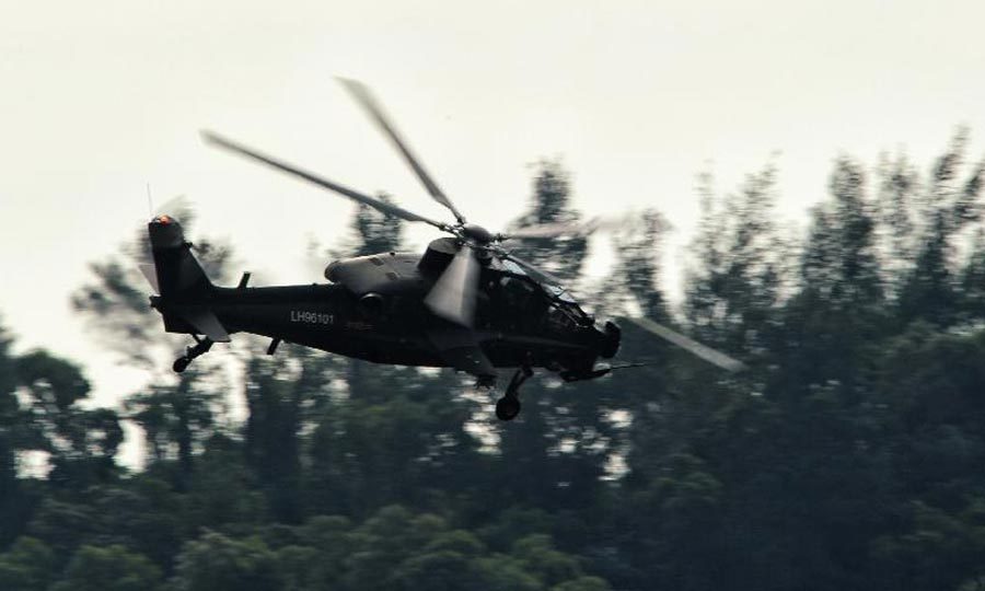 珠海三灶机场进行了约20分钟的适应性飞行训练,做出倒飞,莱维斯曼机动