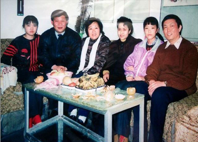 习仲勋与儿子儿媳和乐全家福[组图]