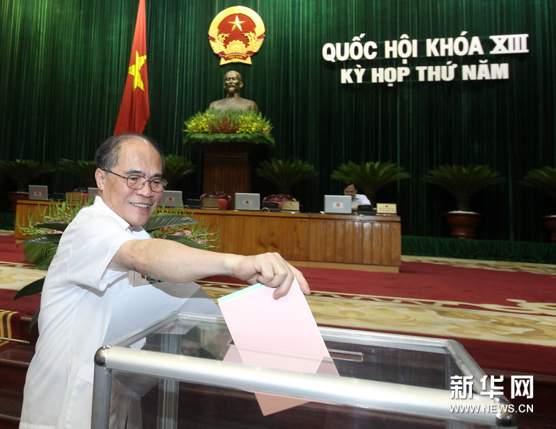 2013年6月10日,越南国会代表在首都河内对由国会选举产生或由国会任的