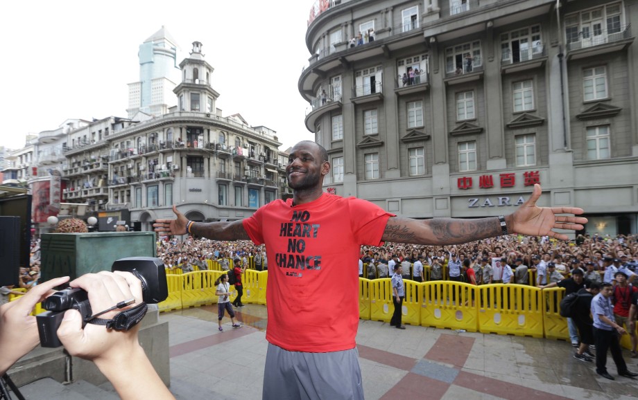 [高清组图]詹姆斯中国行抵达武汉 球迷蜂拥而至