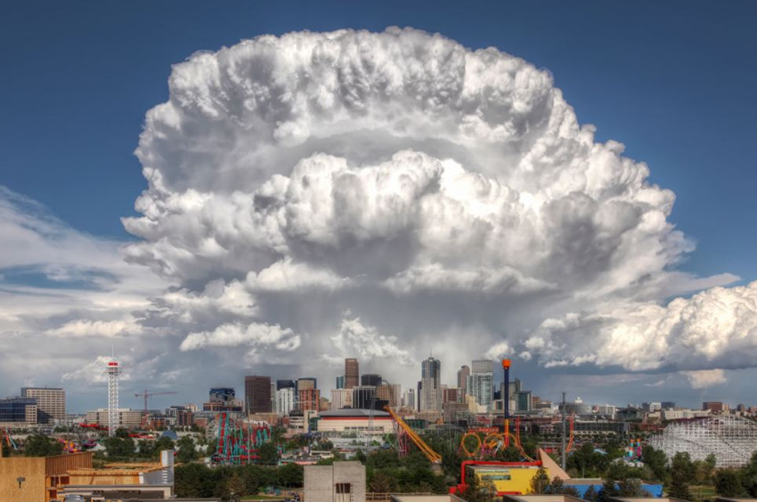 美摄影师拍暴风雨蘑菇云似核爆炸