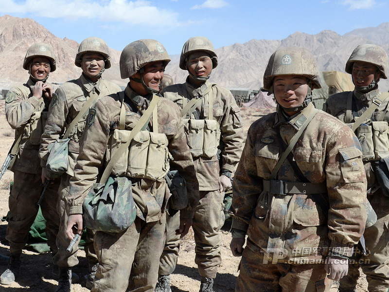 解放军士兵高原砺兵灰头土脸满身征尘_军事频道