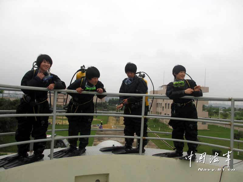 我海军陆战队女蛙人参加潜水训练