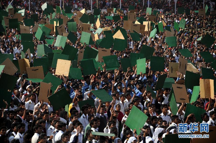 孟加拉国庆祝胜利日 众人试图拼建全球最大国旗