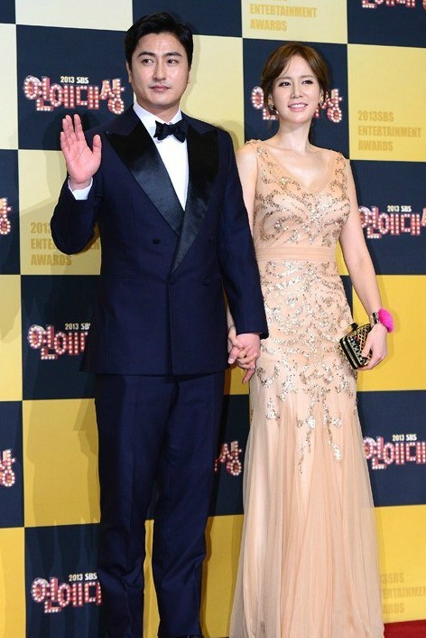 在颁奖典礼现场,安贞焕携妻子亮相并作为颁奖嘉宾为获奖者颁奖,值得一