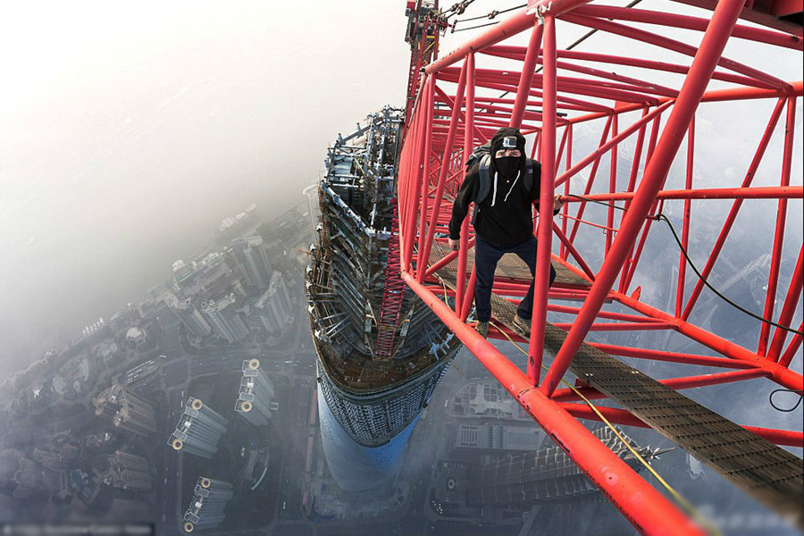 [高清组图]"蜘蛛侠"游上海 攀高狂人高空惊魂