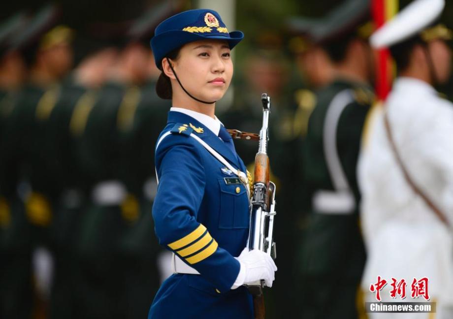 三军仪仗队女兵大会堂再亮相 一展靓丽风采_央视新闻客户端