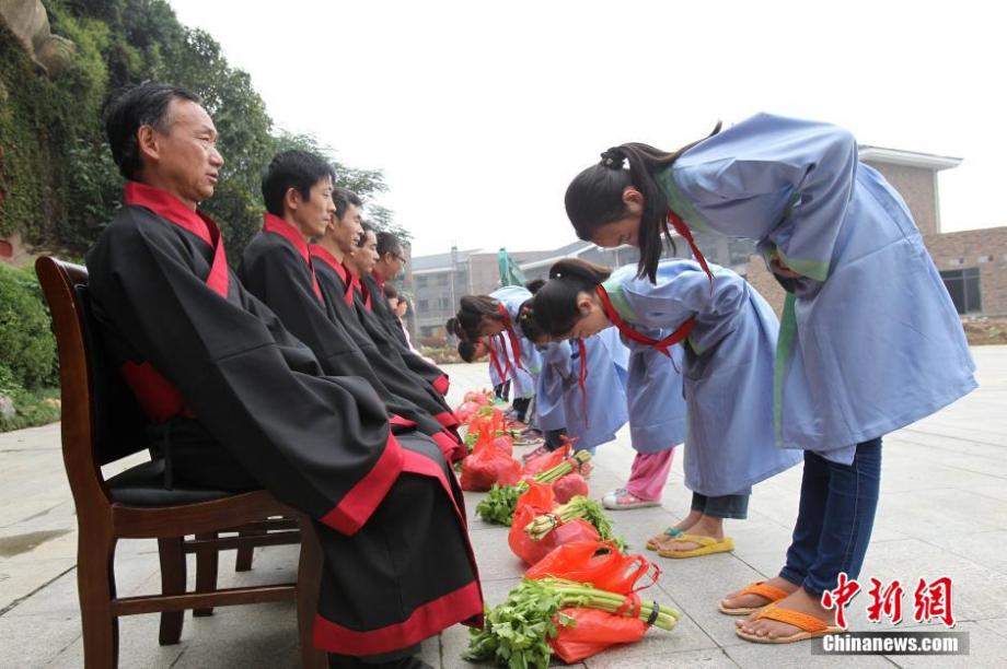 河南学生着汉服向老师行拜师礼