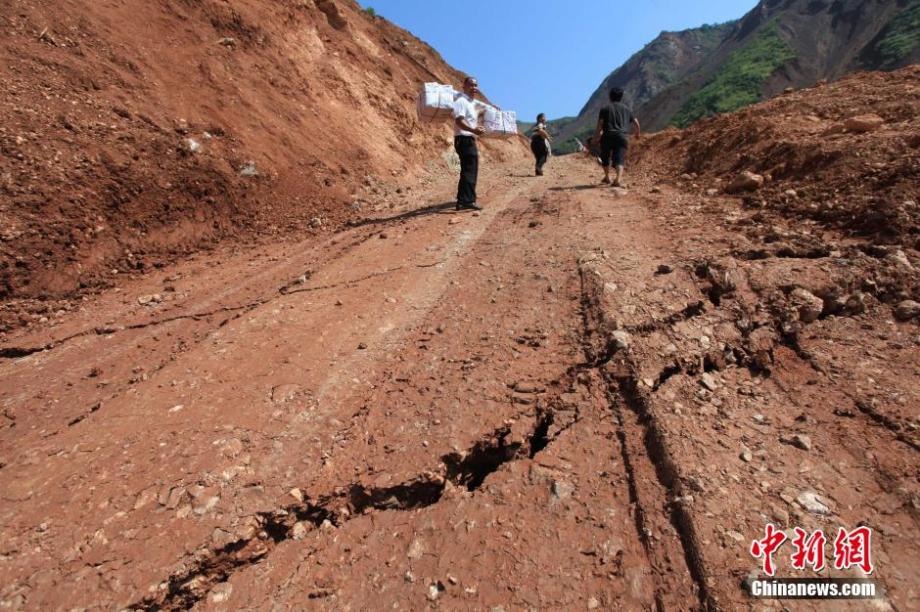 云南鲁甸甘家寨滑坡体再次开裂