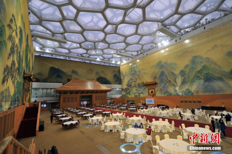 位于国家游泳中心(水立方)内的apec领导人非正式会议合影台及欢迎晚宴