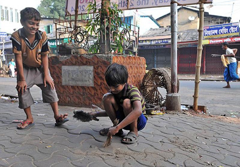 实拍印度儿童扫街挖泥筛金屑 每天只赚19元_新闻频道