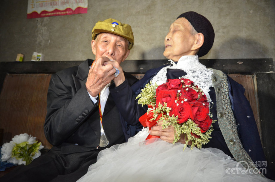 九十岁老人的婚礼——转载央视网图片新闻《四川达州:九旬老人为妻子