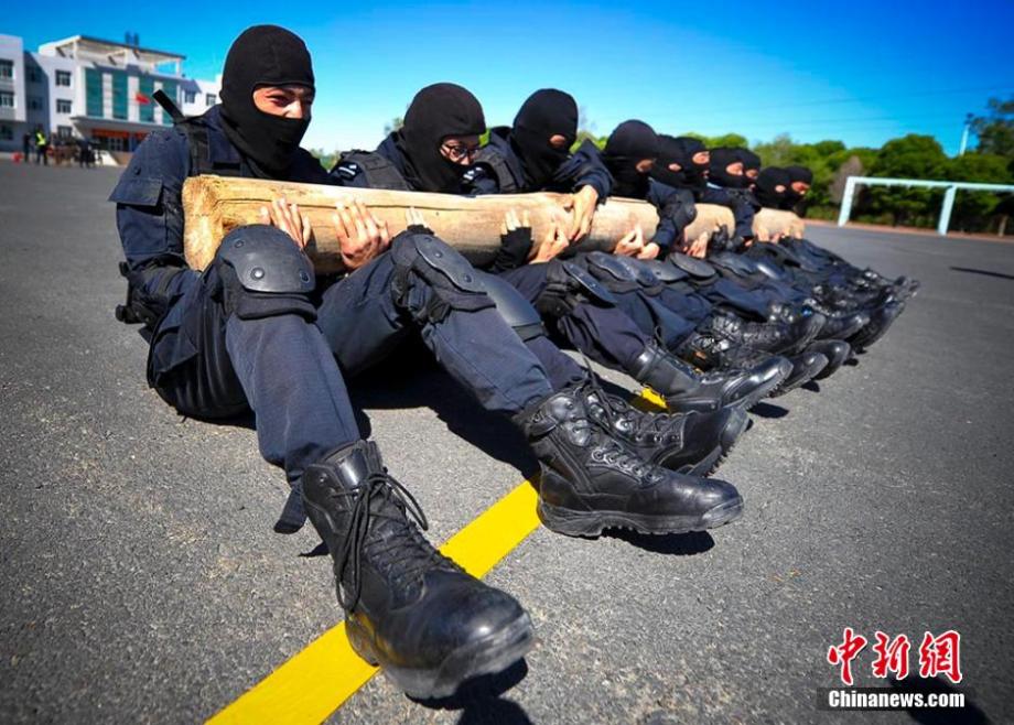 实拍乌鲁木齐飞虎队训练 抱200公斤圆木做仰卧起坐