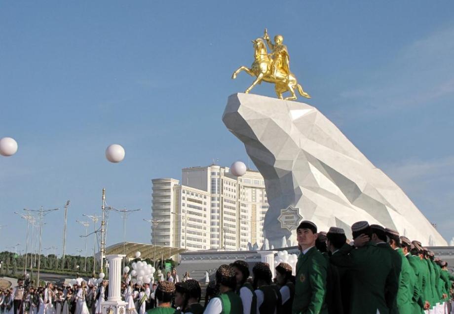 土库曼斯坦为现任总统建镀金雕像_图片频道