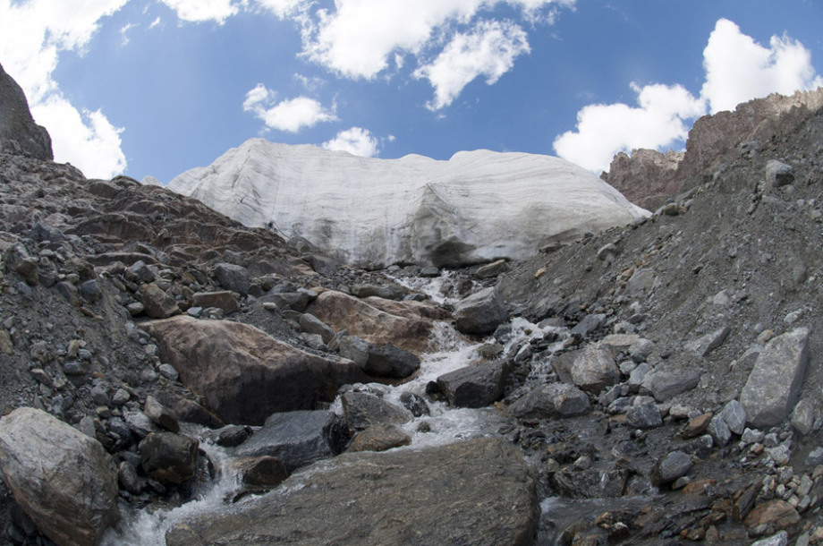 新疆天山一号冰川加速消融
