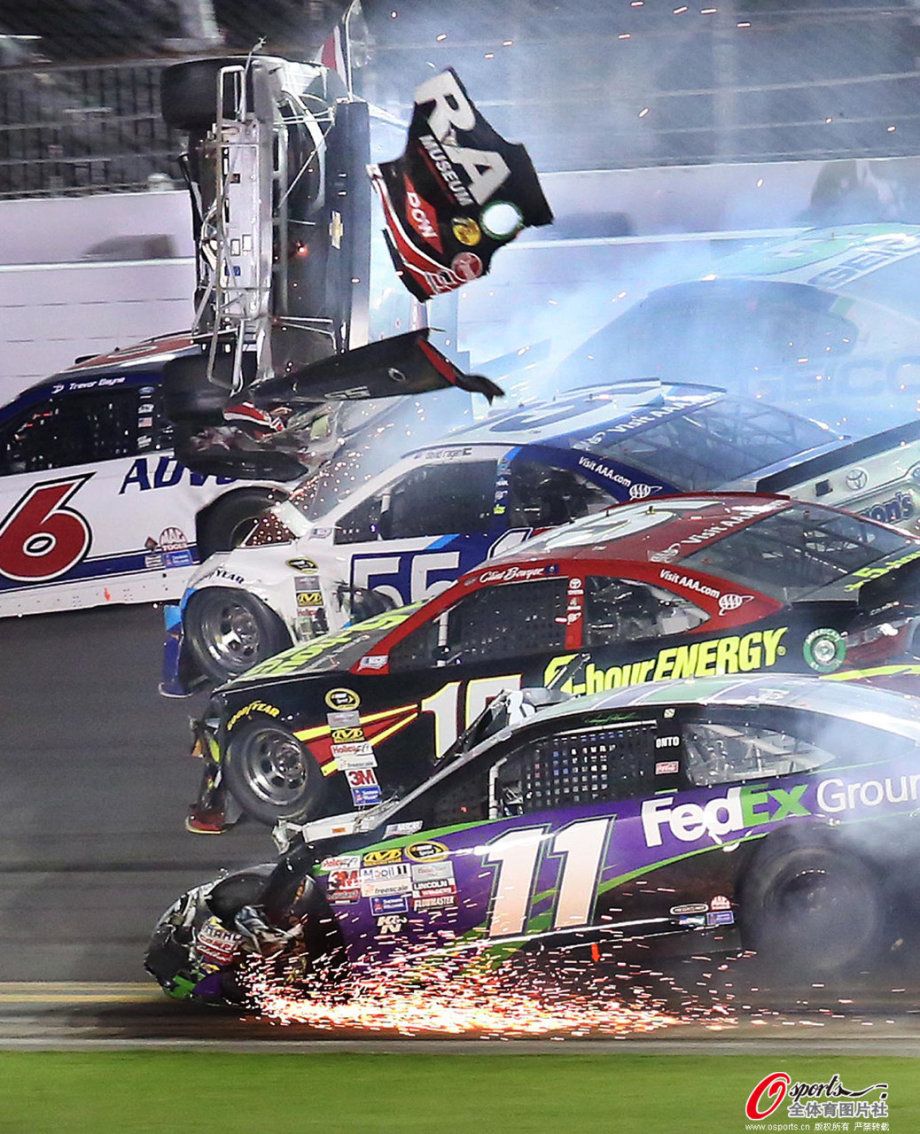 1/6 我要分享 当地时间7月6日,美国纳斯卡赛发生连环撞车事故,赛车飞