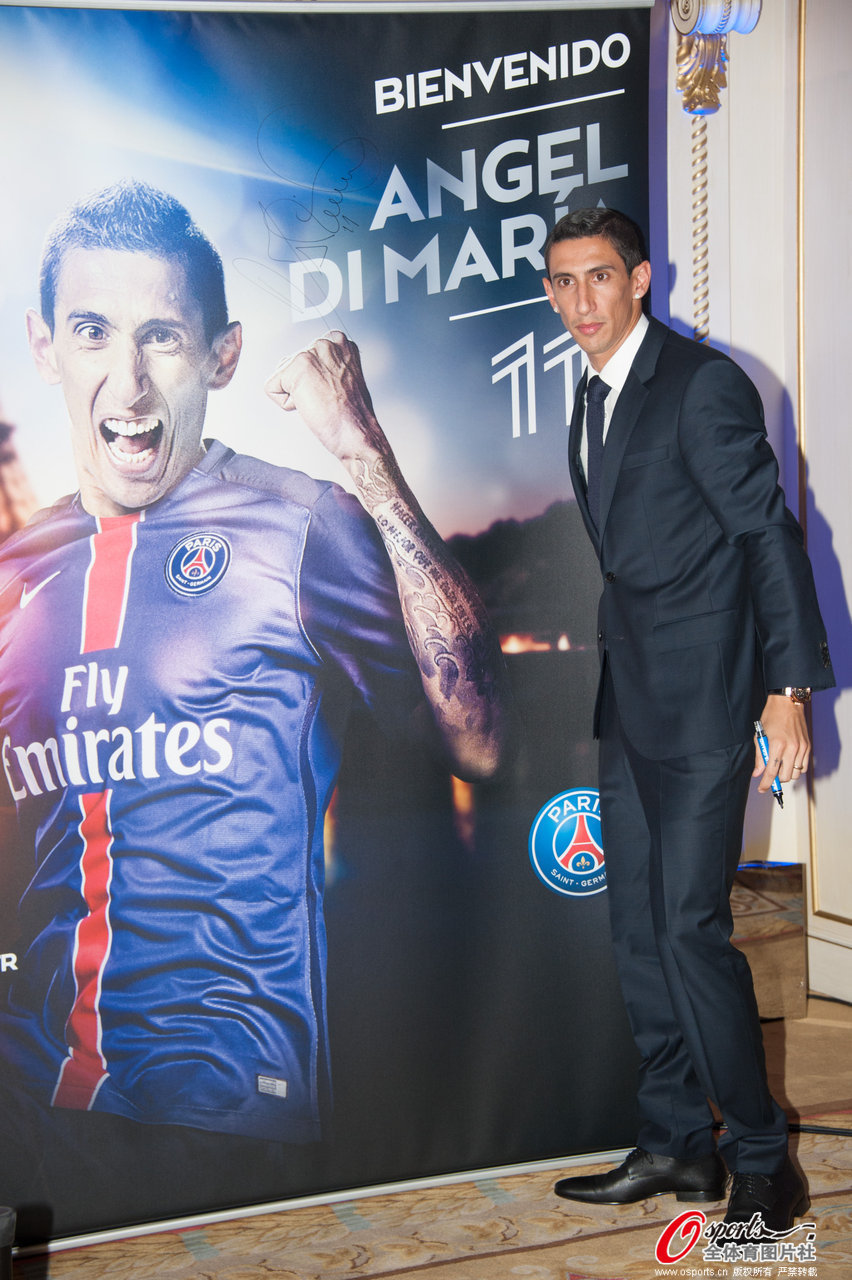 [高清组图]迪马利亚加盟巴黎圣日耳曼 展示球衣