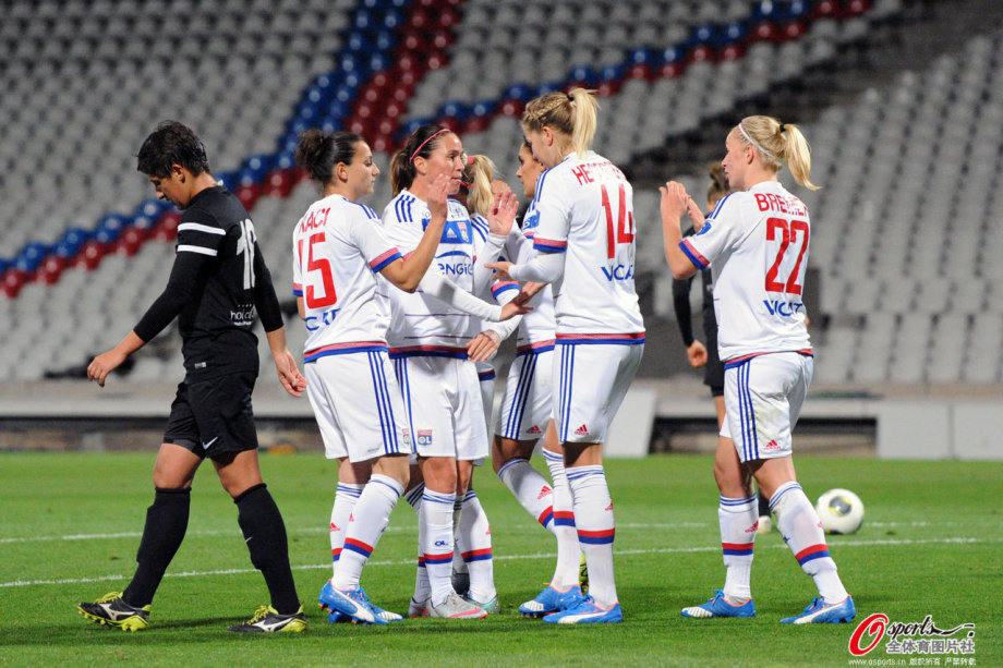 决赛第二回合比赛展开角逐,法甲里昂队主场3-0战胜波兰冠军梅迪克宁队