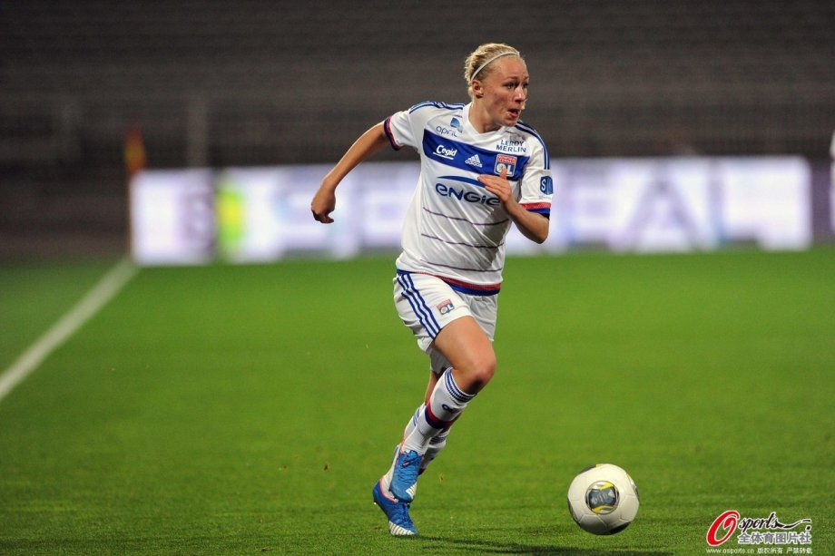 决赛第二回合比赛展开角逐,法甲里昂队主场3-0战胜波兰冠军梅迪克宁队