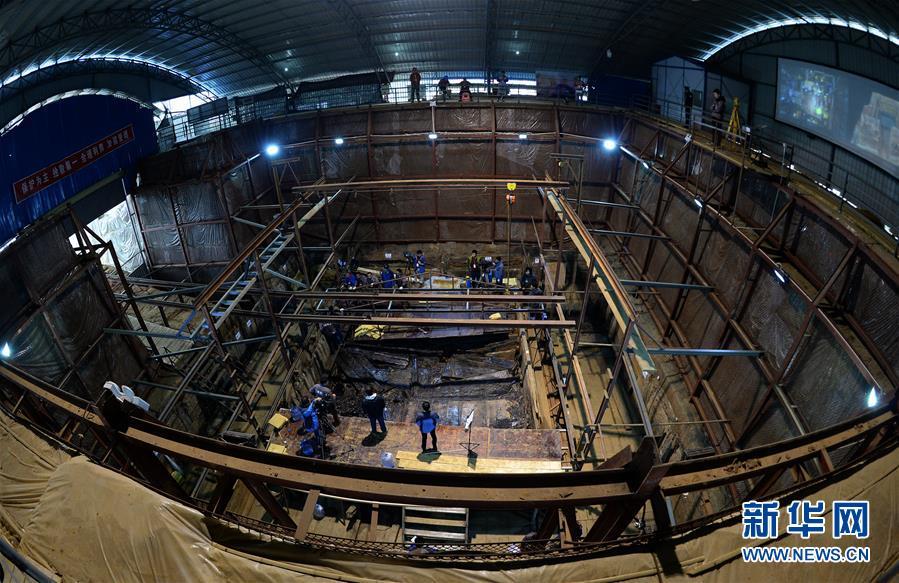 海昏侯墓主椁室出土"孔子屏风"和"马蹄金"