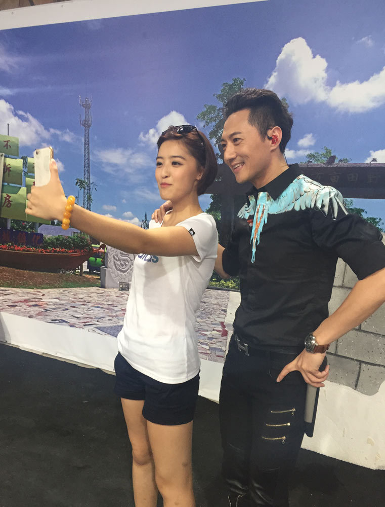 [高清组图]城市之间高颜值主持人卖萌自拍