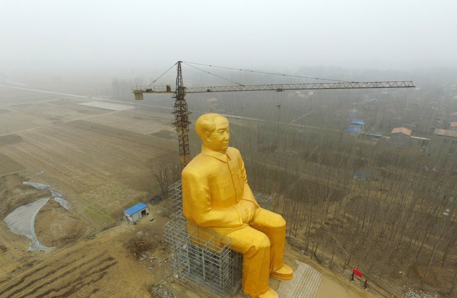 河南一农村花百万建巨型毛主席像
