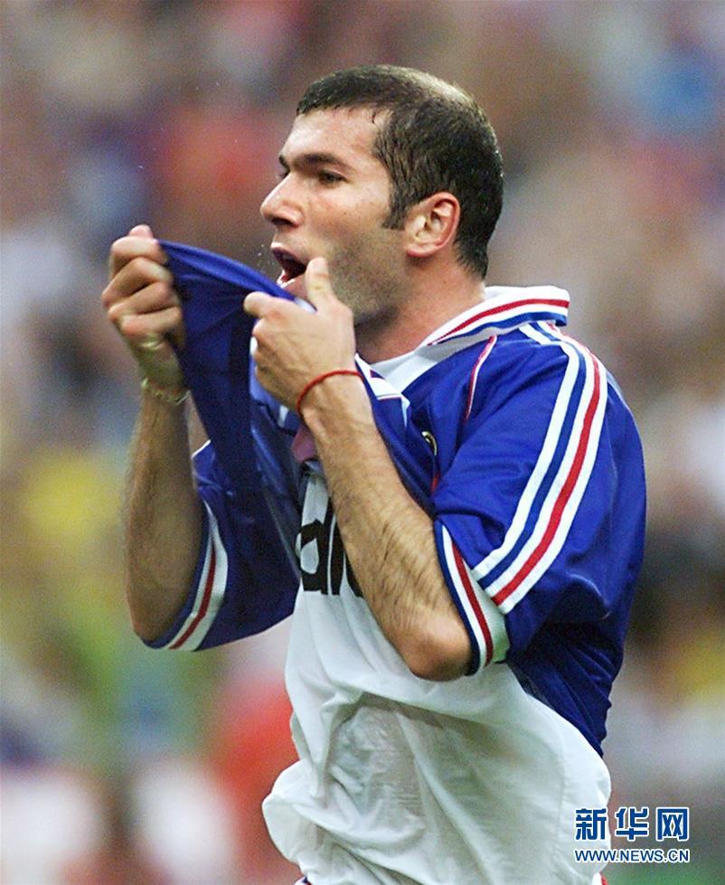 获得冠军,齐达内在颁奖仪式上高举"大力神杯"