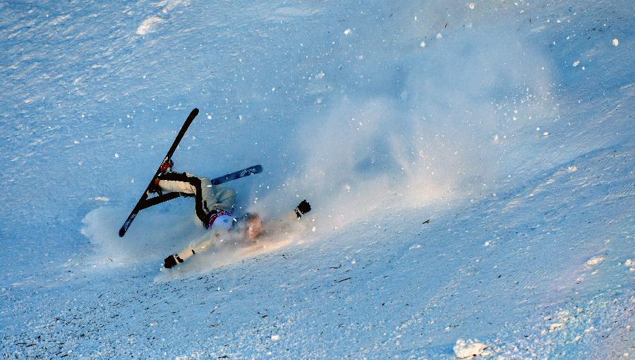 [高清组图]自由式滑雪空中技巧:名将徐梦桃受伤