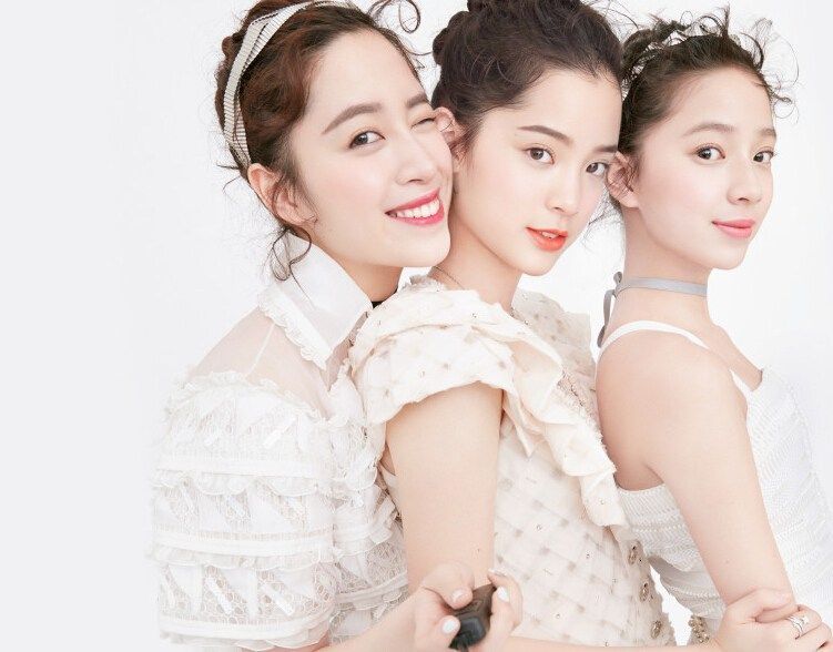 欧阳娜娜三姐妹合体为杂志拍摄大片活力十足