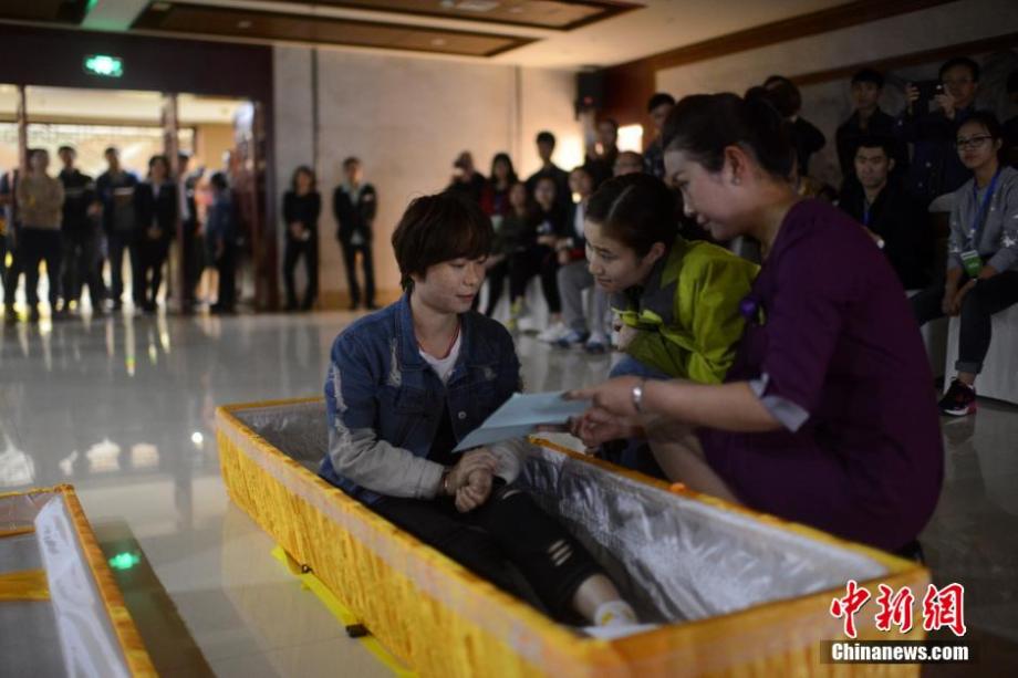 重庆大学生写"遗书"躺棺材"体验死亡"