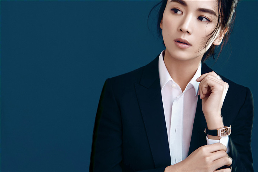 曹曦文晒中性西服写真 干练短发帅气逼人