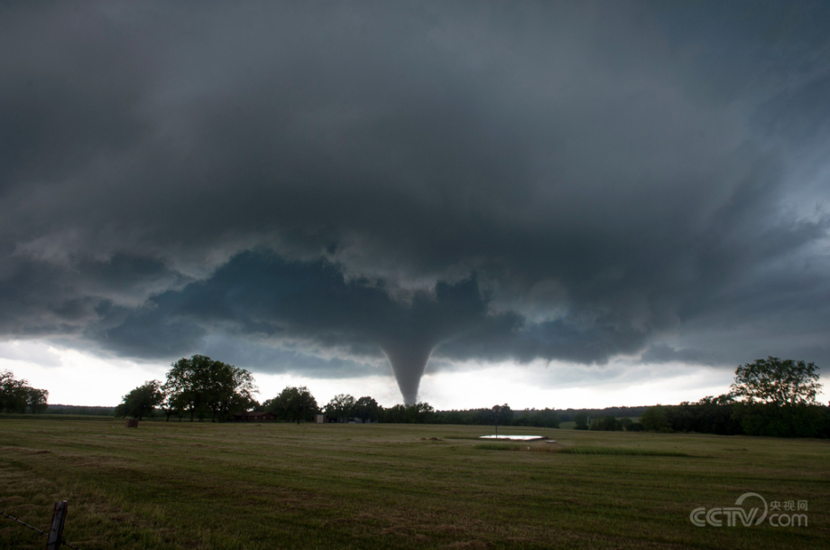 美国俄克拉荷马州遭龙卷风袭击遮天蔽日如世界末日