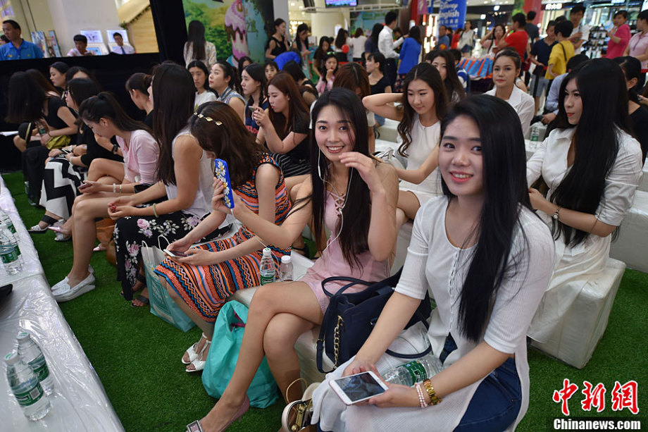 2016环球小姐海选 美女云集场面火爆