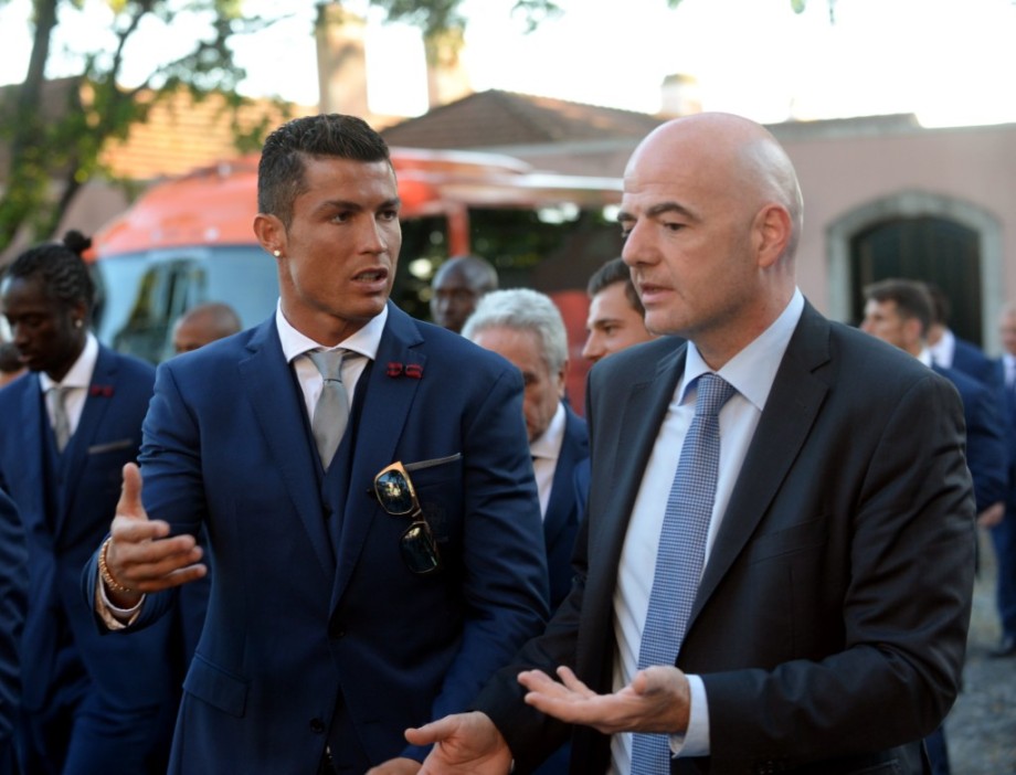 高清组图葡萄牙队出征c罗与因凡蒂诺热聊