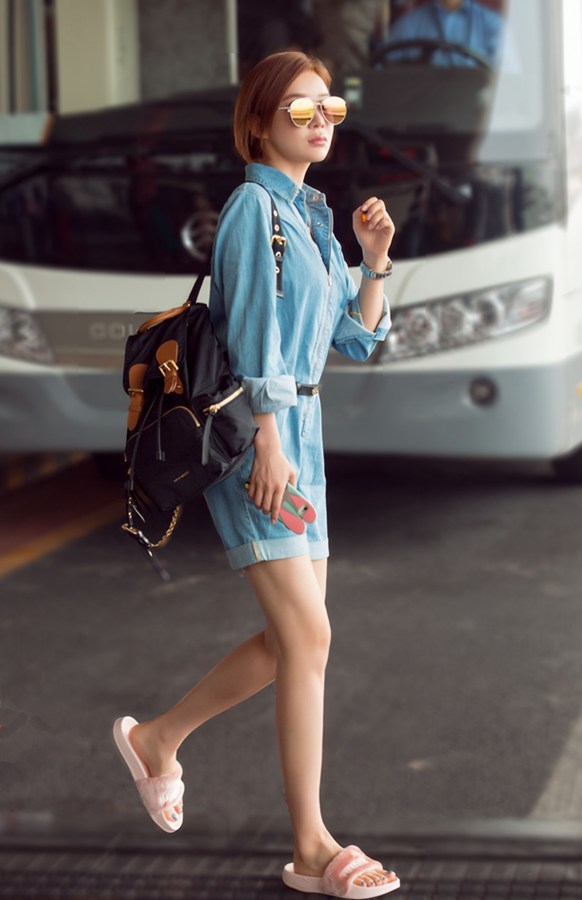 1/10   原来女星穿拖鞋出行还那么fashion!