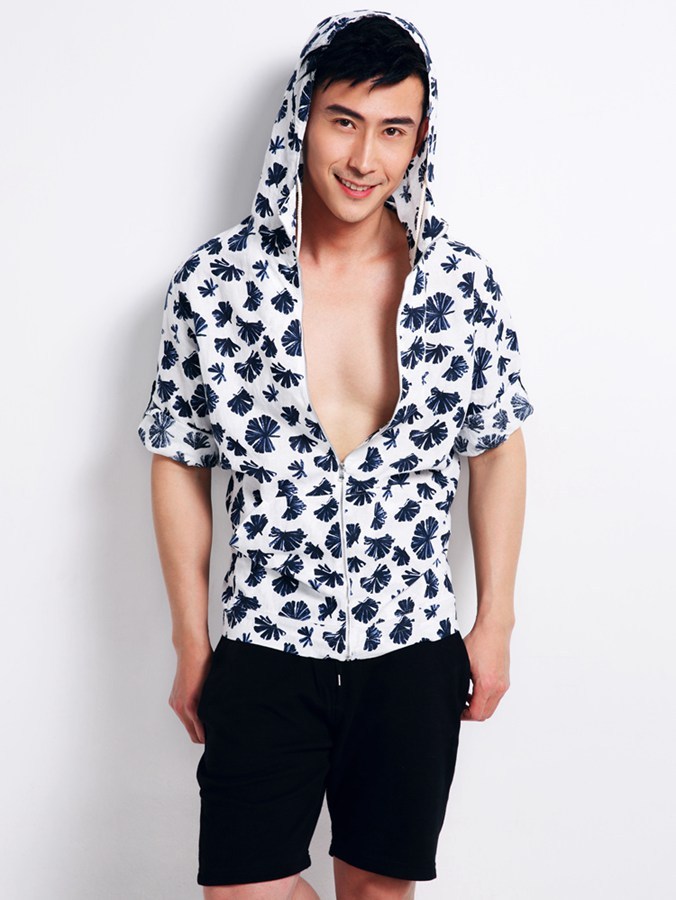 1/4   近日,演员刘立曝出一组照片,片中他花色混搭色系帽衫搭配露指