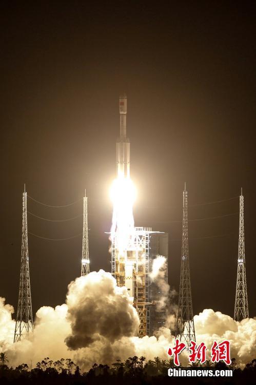 "长征七号"运载火箭点火升空 首飞成功
