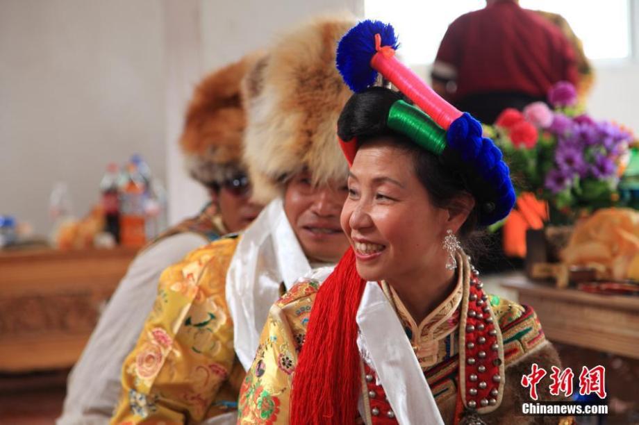 云南藏族村落为天津夫妇办藏式婚礼