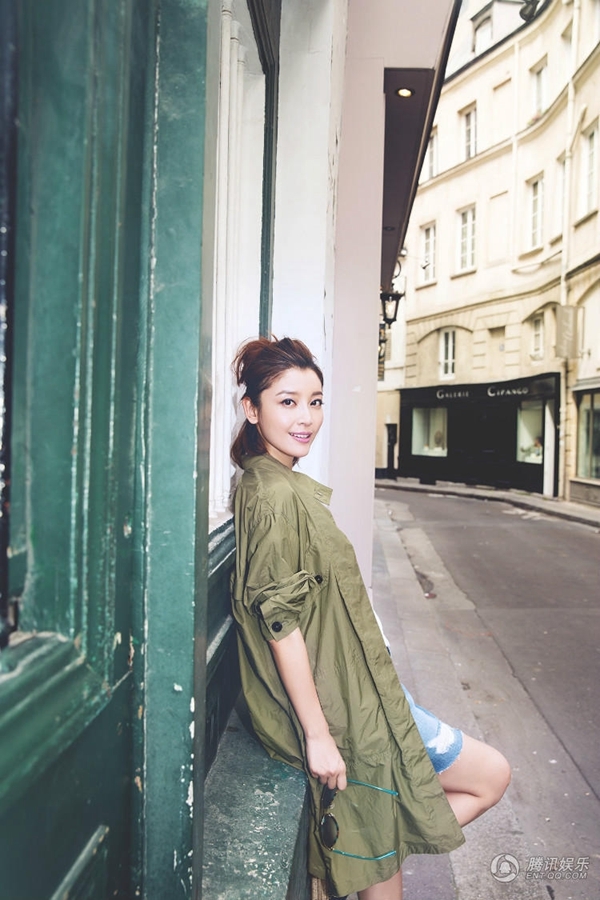 高晓菲曝巴黎写真 清新俏皮少女感十足