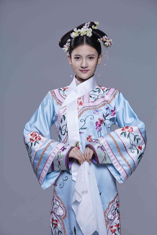 3/8   日前曝出了一组旗下女艺人清宫风格的古装照,据悉该套造型妆发