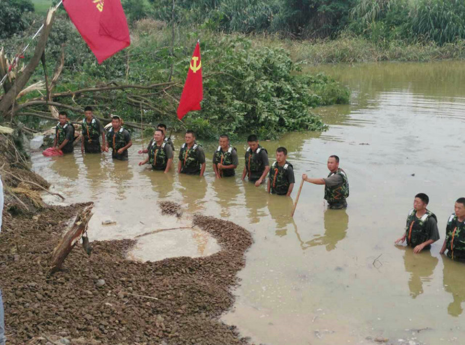 火箭军某旅奋战抗洪救灾一线