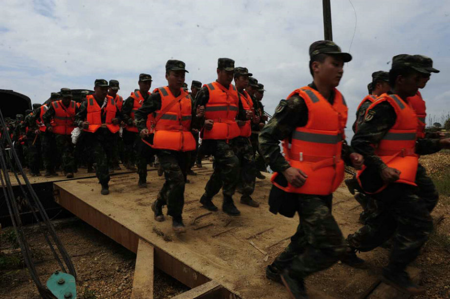 火箭军某旅奋战抗洪救灾一线