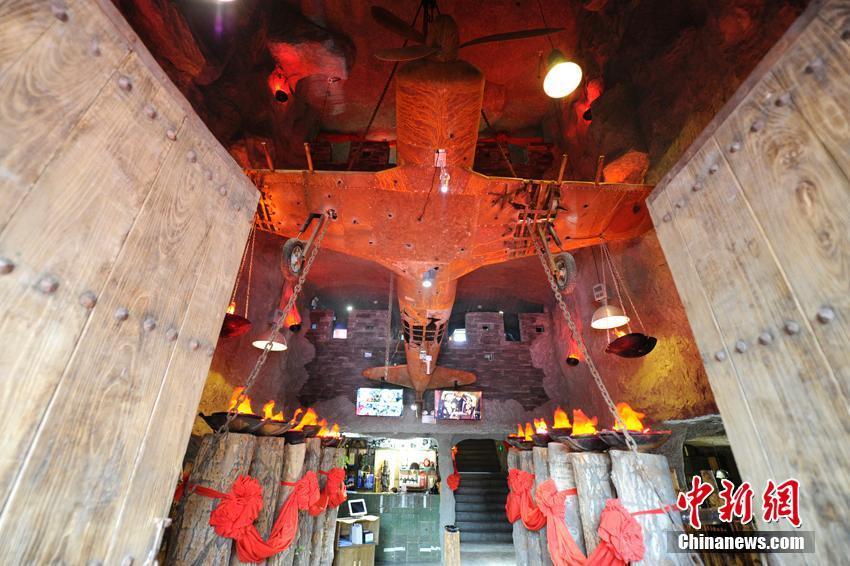 这家餐厅模拟电影《智取威虎山》的场景,店内装修成土匪山寨的样子