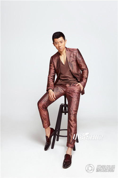 1/6   近日,演员夏雨曝光一组时尚杂志封面写真,封面中夏雨身着棕红色